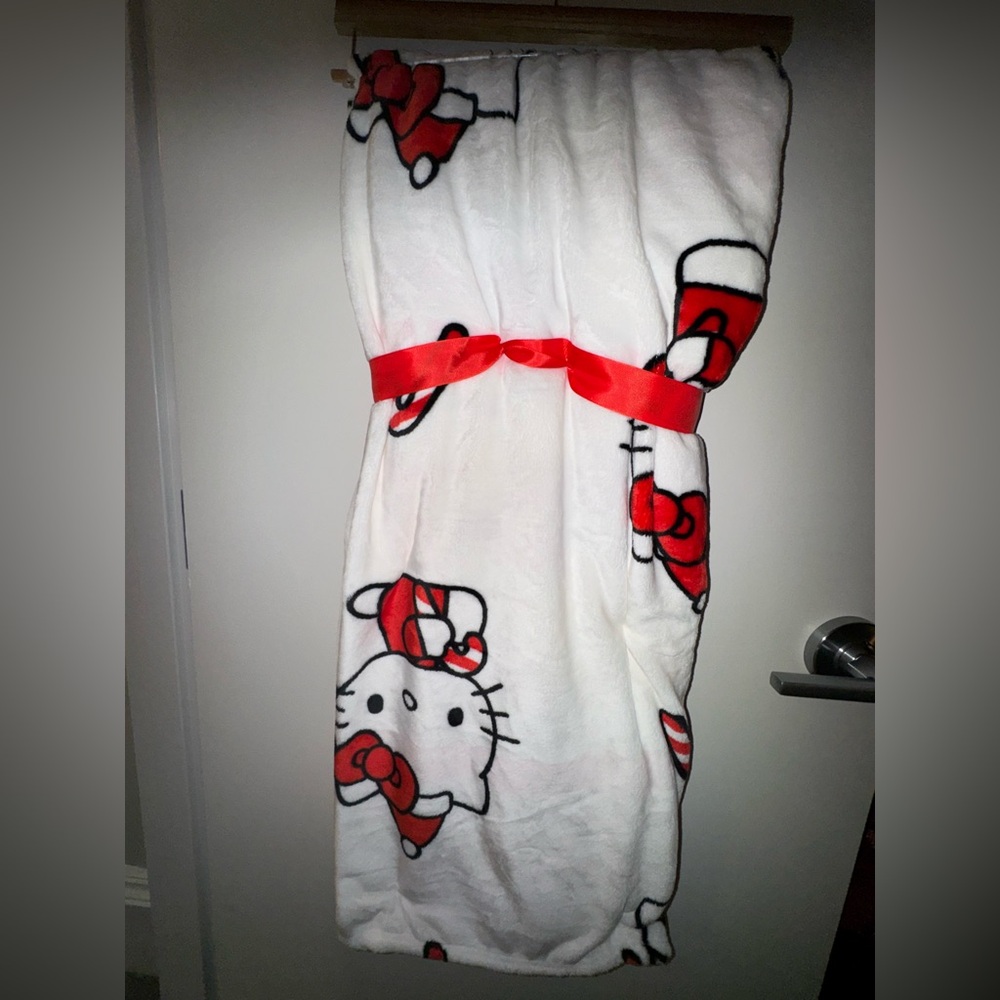 Hello Kitty Christmas Blanket - Picture 3 of 3